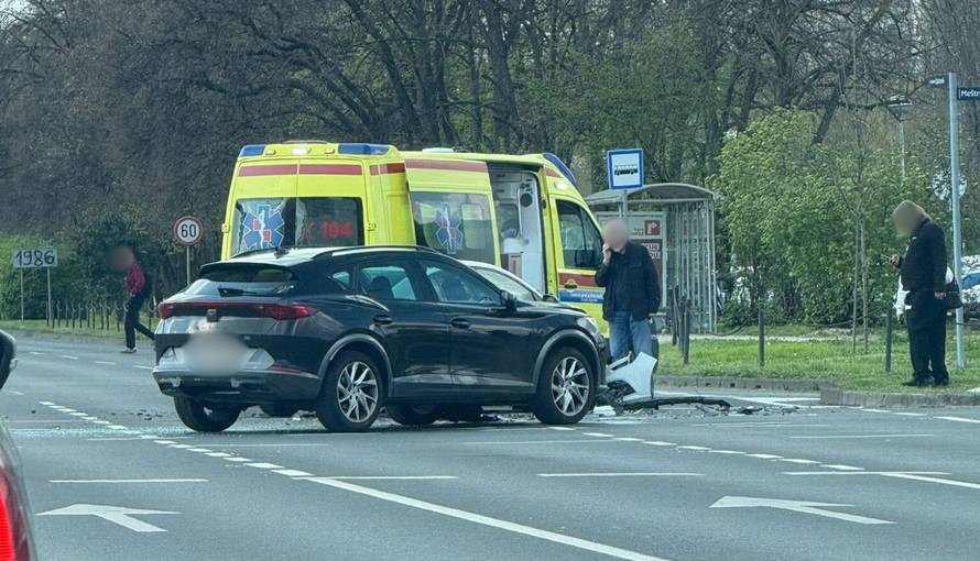 SUDAR HITNE I AUTA Nesreća u Zagrebu: 'Vozačicu su izvukli prolaznici. Auto je bio na krovu'