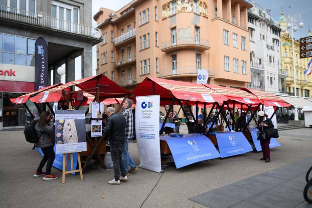 Zagreb: U okviru akcije "Majstori održivosti - sačuvaj, ne bacaj!" povodom Dana planeta Zemlje, obrtnici besplatno popravljali stvari