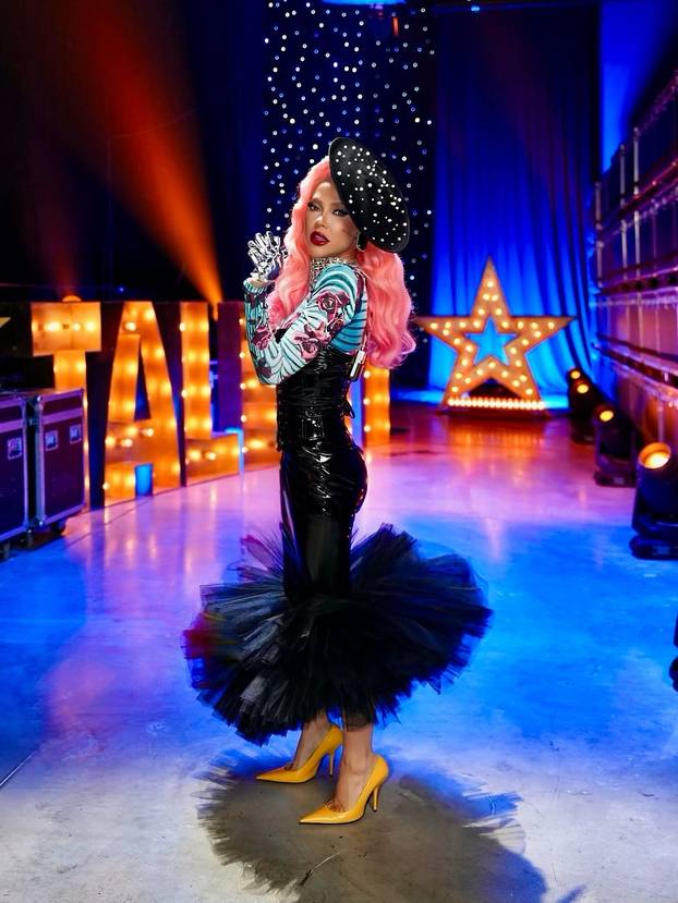 FOTO Maja Šuput u večerašnjem Supertalentu ima rozu kosu! Pogledajte eklektični outfit