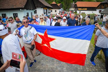 Kumrovec: Ljubitelji Josipa Broza Tita okupili su se ispred njegove rodne kuće kako bi proslavili 130. rođendan