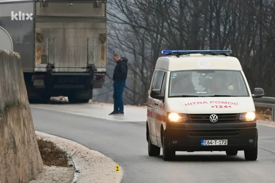 FOTO Stravični prizori kraj Sarajeva: Žena poginula, osam ozlijeđenih u teškoj nesreći