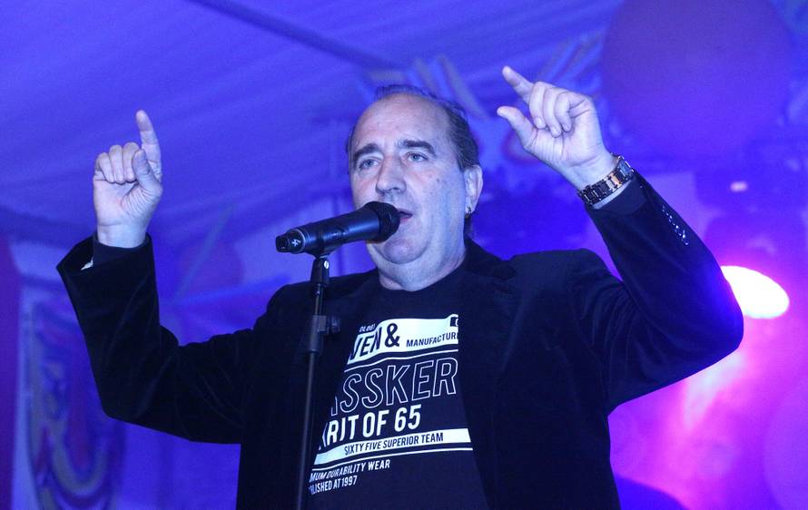 'Čujem se stalno s Modrićem, stižem im s gitarom u Rusiju...'