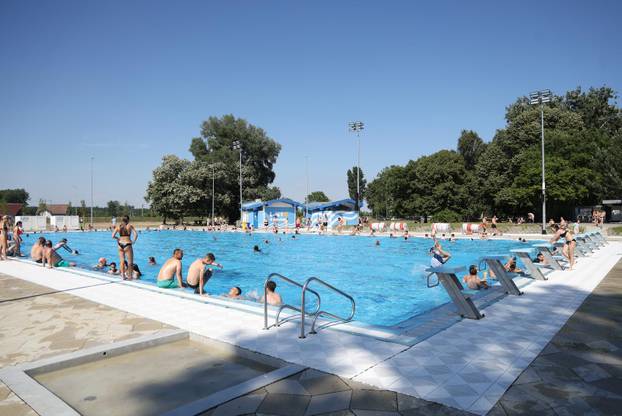 24 SATA: Kupaći uživaju na obnovljenim bazenima Copacabana
