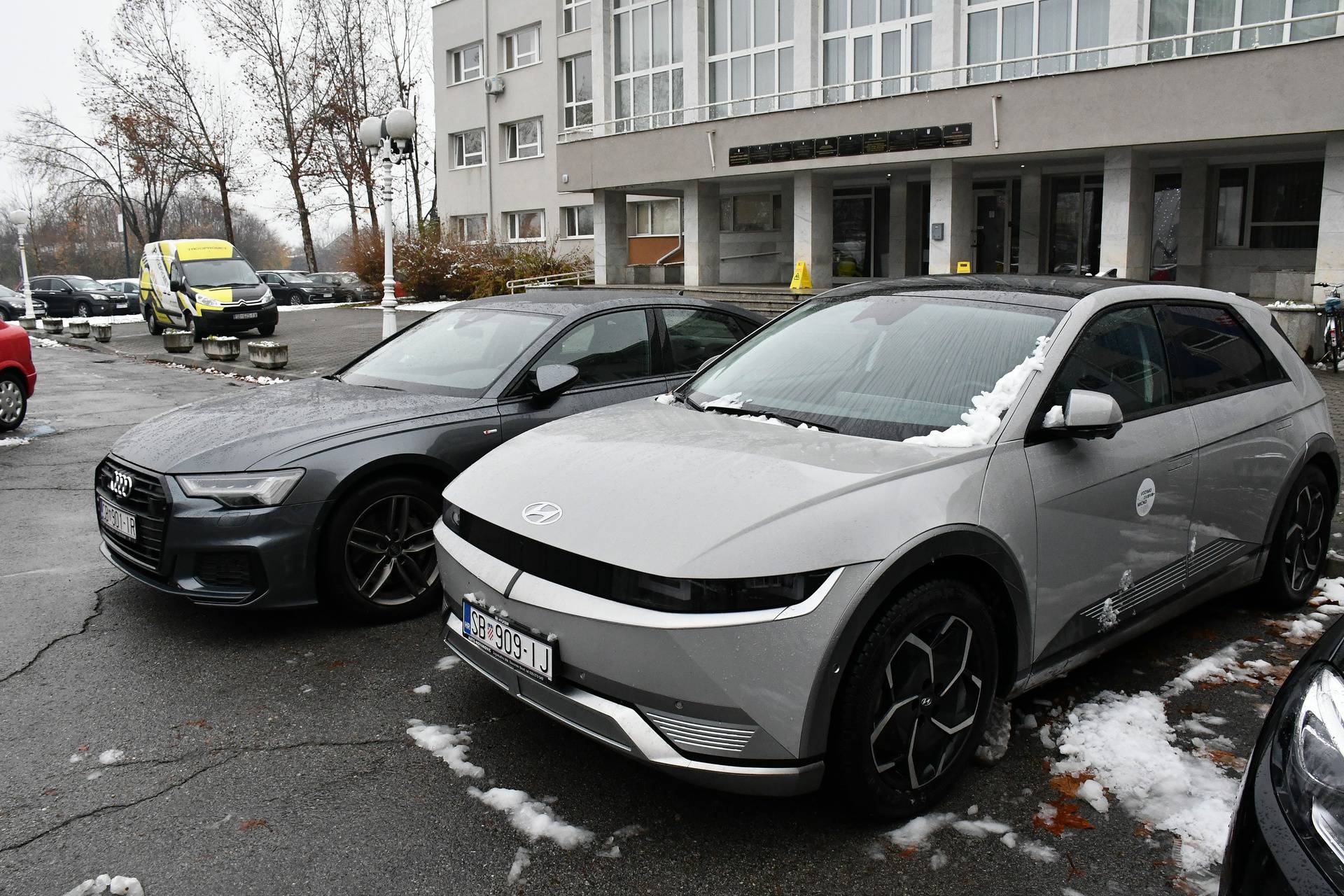 Slavonski Brod: Brodsko-posavska županija kupila nove luksuzne i električne automobile