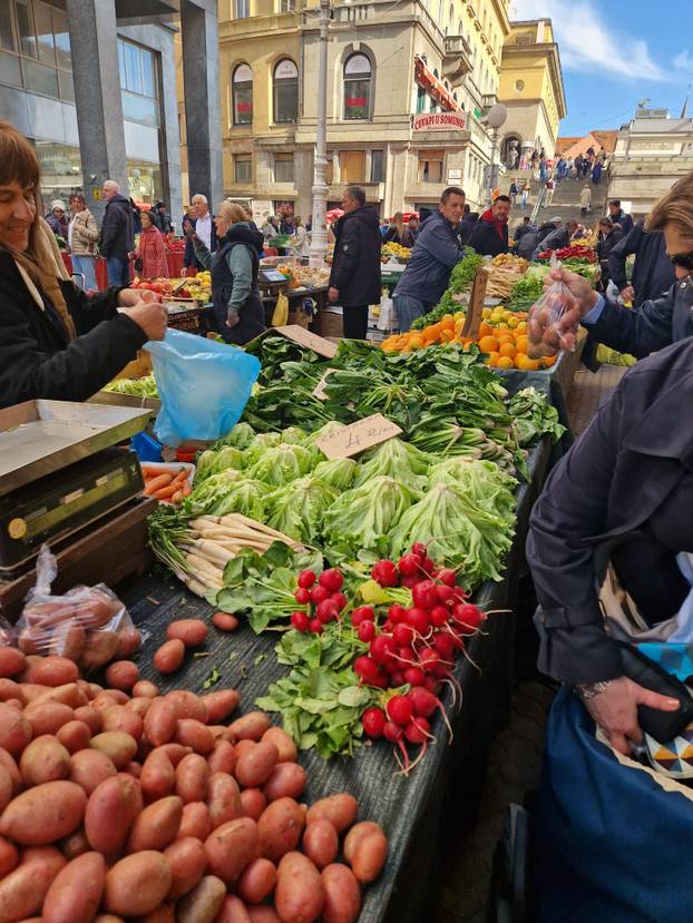 FOTO 'Pa to nije normalno, kila rajčica sedam eura! Nemam ja toliko, kupila sam tri komada'