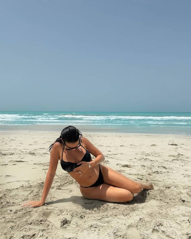 FOTO Georgina na ljetovanju izbacila bujne grudi, ali su svi gledali u ogromni dijamant
