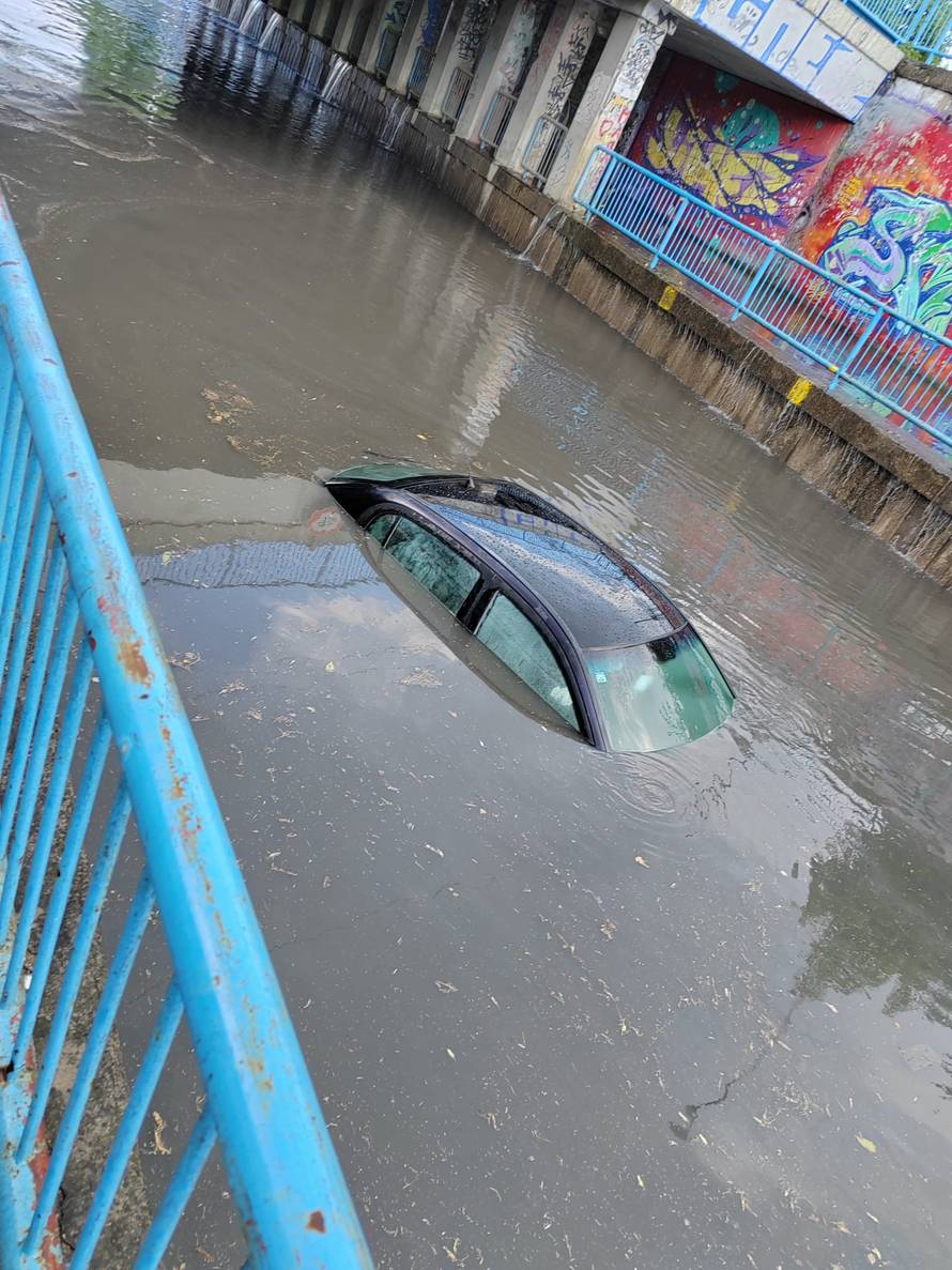 VIDEO Auto potonuo ispod nadvožnjaka u Sl. Brodu!