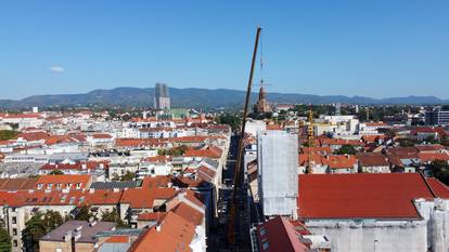 FOTO Pogledajte postavljanje obnovljene kupole tornja na baziliku u Palmotićevoj