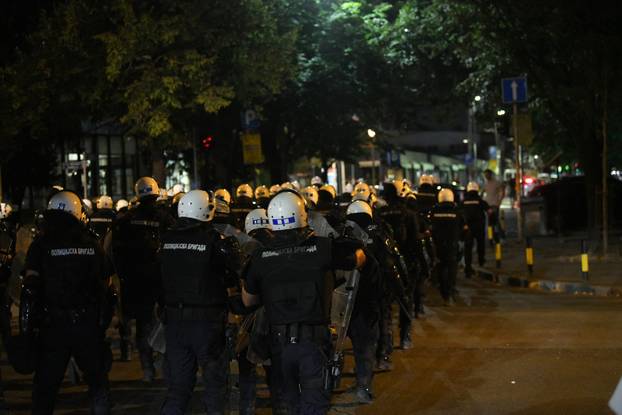 Beograd: Na Slaviji policija protiv prosvjednika upotrijebila suzavac
