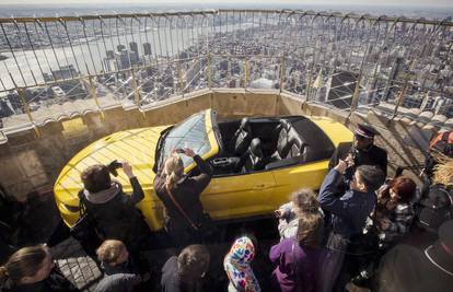 Na vrh Empire State Buildinga parkirali su novi Ford Mustang