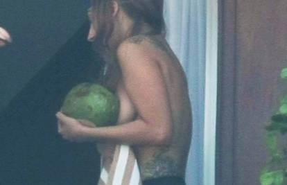 Toples Lady GaGe na balkonu: Gole grudi prekrila je kokosom