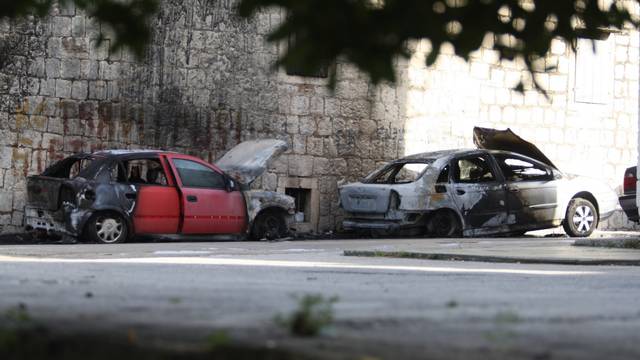 Nedaleko od poÅ¡te u KaÅ¡tel SuÄurcu u potpunosti izgorjela dva automobila