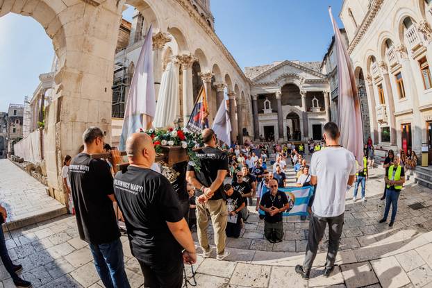 Split: Održana je molitva krunice na splitskom Peristilu