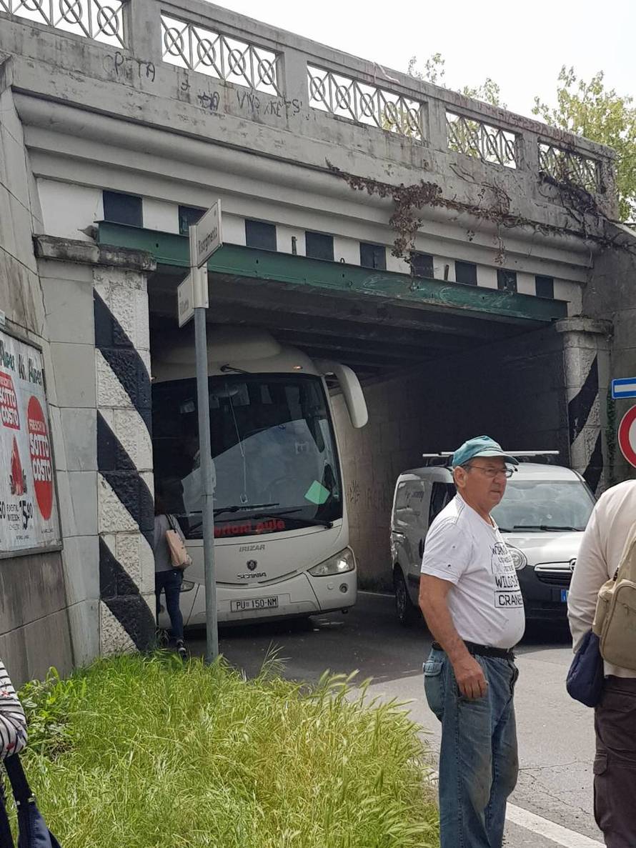 Autobus s učenicima  iz Istre 'zaglavio'  ispod mosta u Italiji