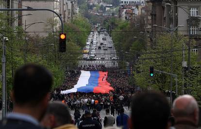FOTO Počeo skup Vučićevih ljudi: Razvili su zastavu od 200 metara, zabavljaju ih trubači...