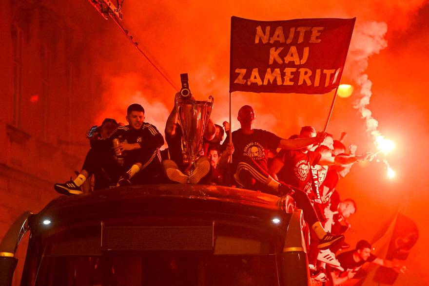 Velika fešta u Zagrebu: Tisuće navijača s dinamovcima pjevalo i proslavilo novi naslov
