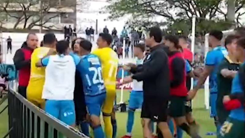 VIDEO Totalni kaos na utakmici: Sudac u Boliviji podijelio je čak sedam crvenih kartona igračima