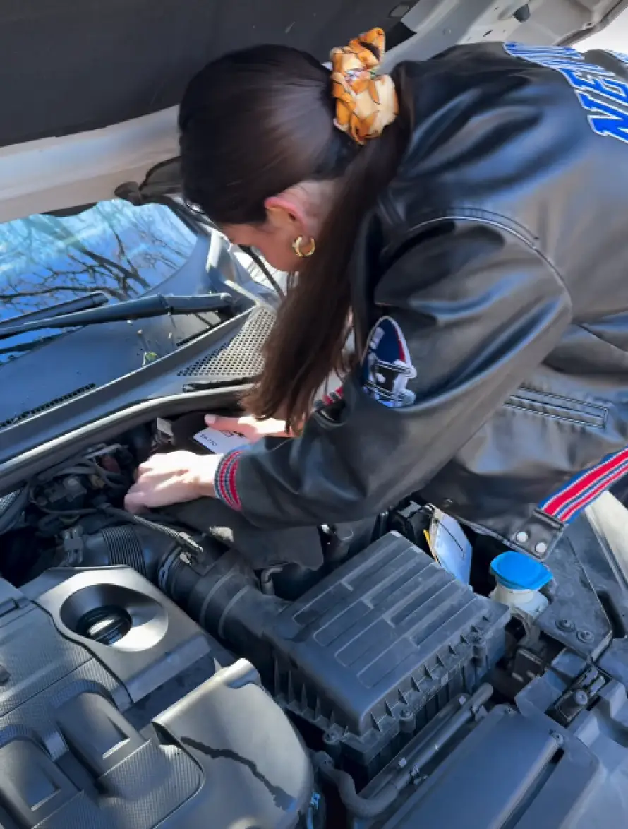 Laura Gnjatović skinula je lentu i uhvatila se akumulatora...