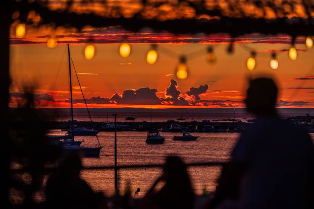 Novalja: Zalazak sunca uz oblake i more