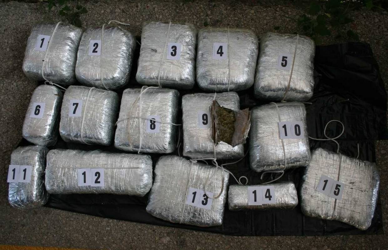 Preko granice htjeli švercati 15 paketa marihuane, uhvatili ih
