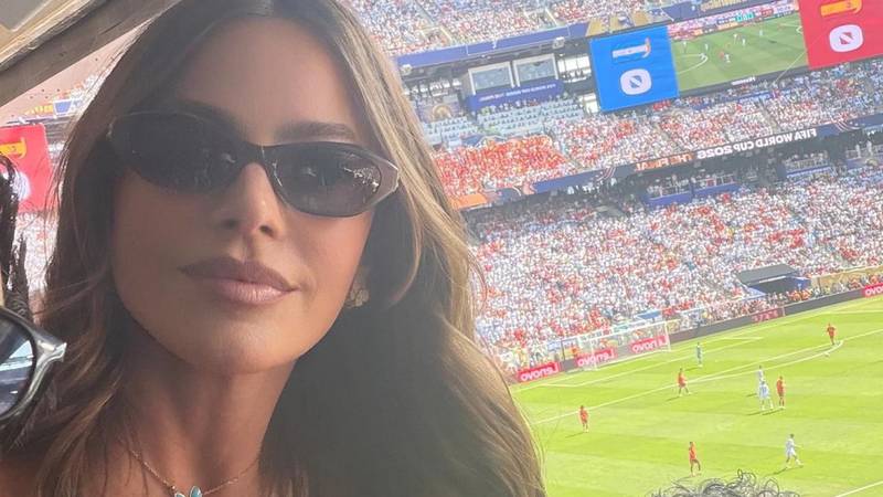 FOTO Prvi dekolte finala! Sofia Vergara na tribinama pokazala adute pa omela mnoge navijače