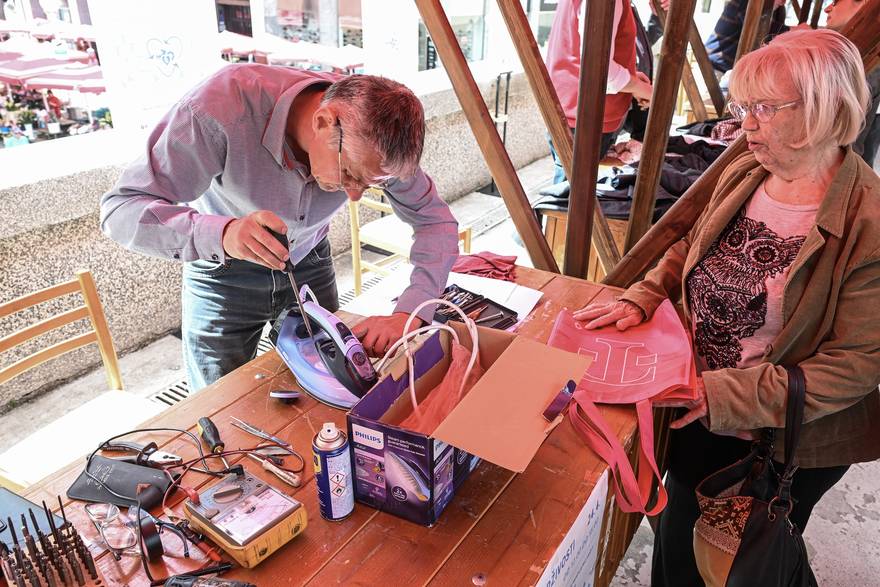 Obrtnici na Dolcu povodom Dana planeta Zemlje građanima popravljali stare stvari
