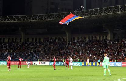 Dron sa zastavom nepriznatog armenskog teritorija prekinuo utakmicu 'vatrenih' u Erevanu