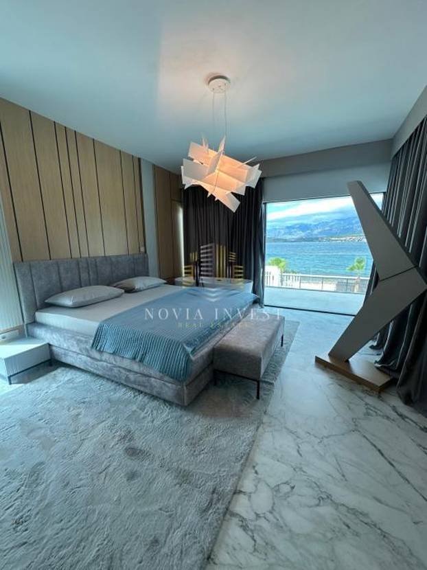 FOTO Luksuzni spektakl! Što mislite koliko stoji ova vila prvi red do mora u Novigradu?