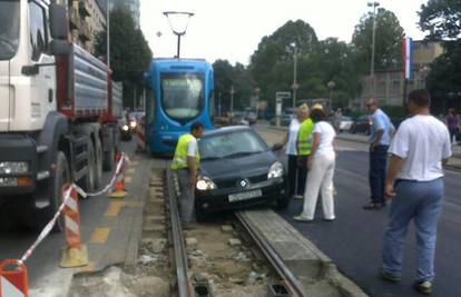 Vozačica je Cliom upala u rupu na tramvajskoj pruzi