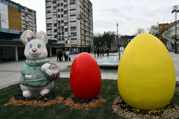Slavonski Brod: Središnji gradski trg ukrašen velikim pisanicama