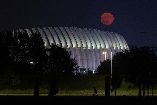 Crveni mjesec iznad Arene Zagreb