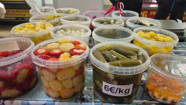 FOTO Pogledajte ponudu tržnice u Osijeku: Kila odojka 4,19 €. A 30 jaja je 6 €. Evo što se isplati