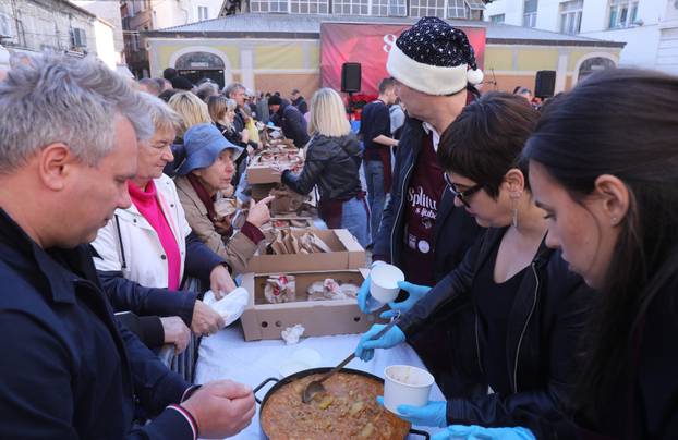 U Splitu građanima podijeljeno pet tisuća porcija bakalara i fritula