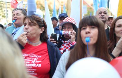 'Ovo je zemlja zombija, nema rada do 67, no pasaran lopovi!'