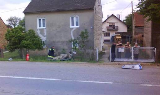 Vozač izbjegavao sudar pa završio na krovu u kanalu