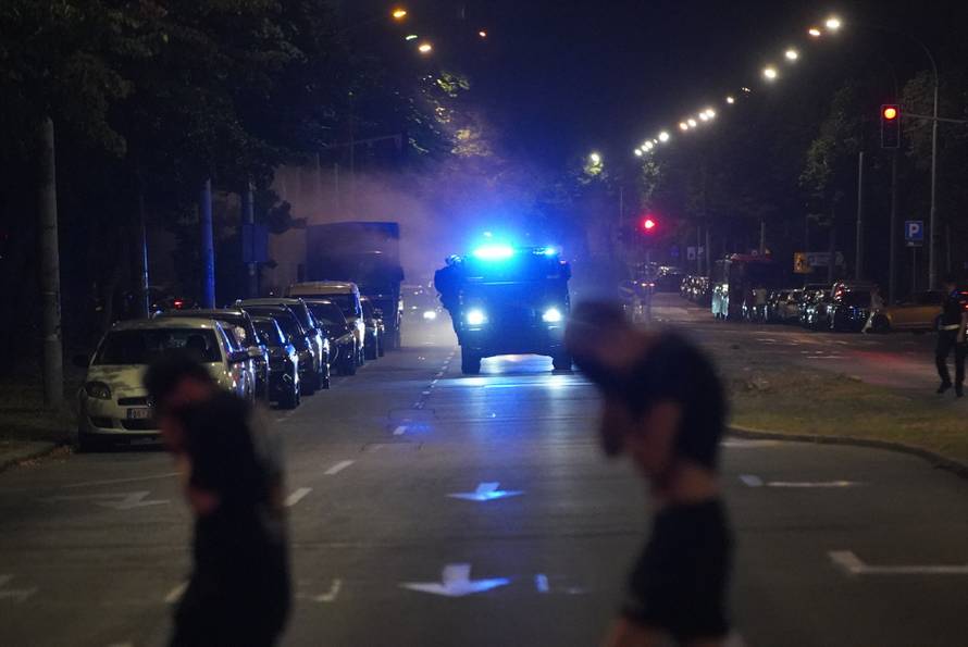 Policija i vojska suzavcima rastjerala okupljene prosvjednike u Novom Beogradu