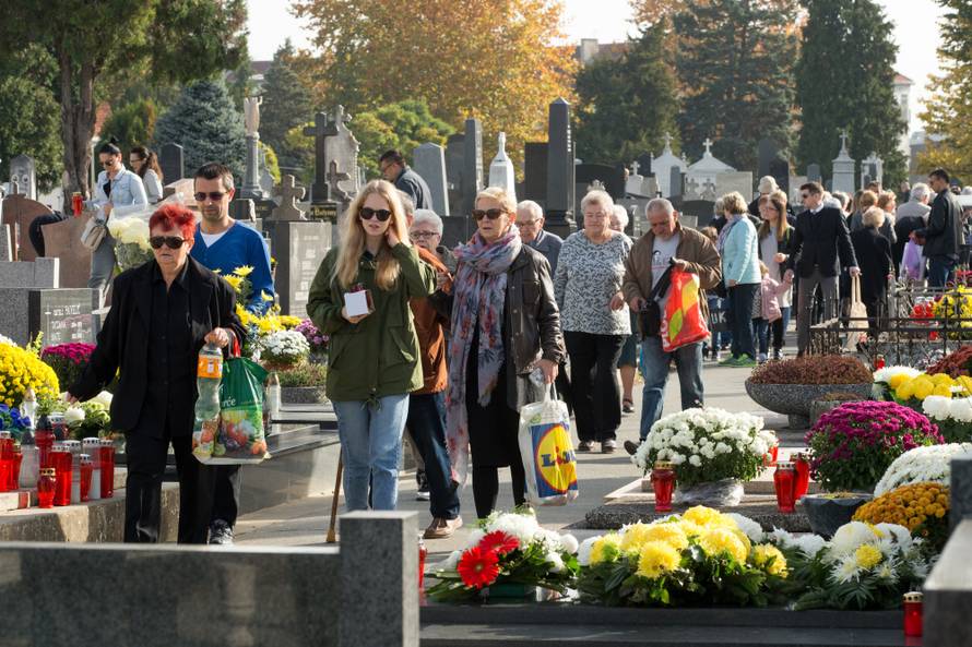 Osijek: GraÄani posjeÄuju grobove dragih preminulih