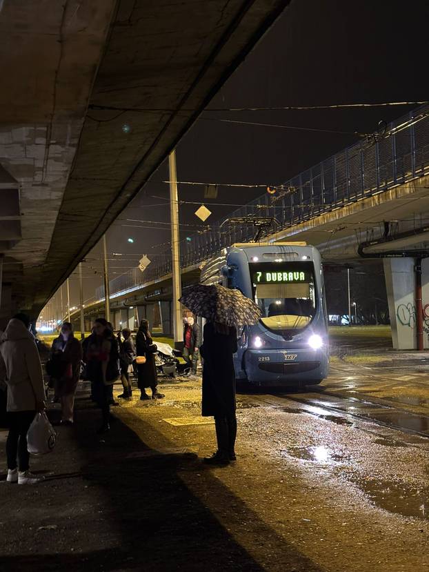 FOTO Auto se zabio u tramvaj kod Utrina, putnici u šoku: 'Tu je udario baš gdje sam sjedila'