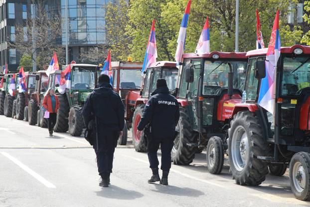 Beograd: Pripreme za trodnevni skup Pokreta za narod i drzavu ispred Narodne skupštine 