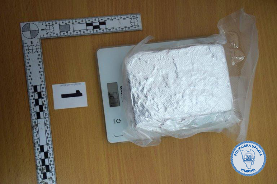 Udario policijski auto u Puli, pa u bijegu bacio vrećicu s drogom