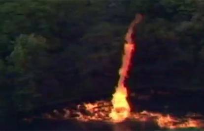 Fenomen: Pogledajte vatreni tornado u jezeru punom viskija