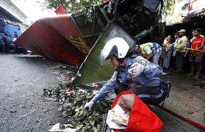 Autobus sletio s nadvožnjaka i pao na kombi, 21 čovjek mrtav