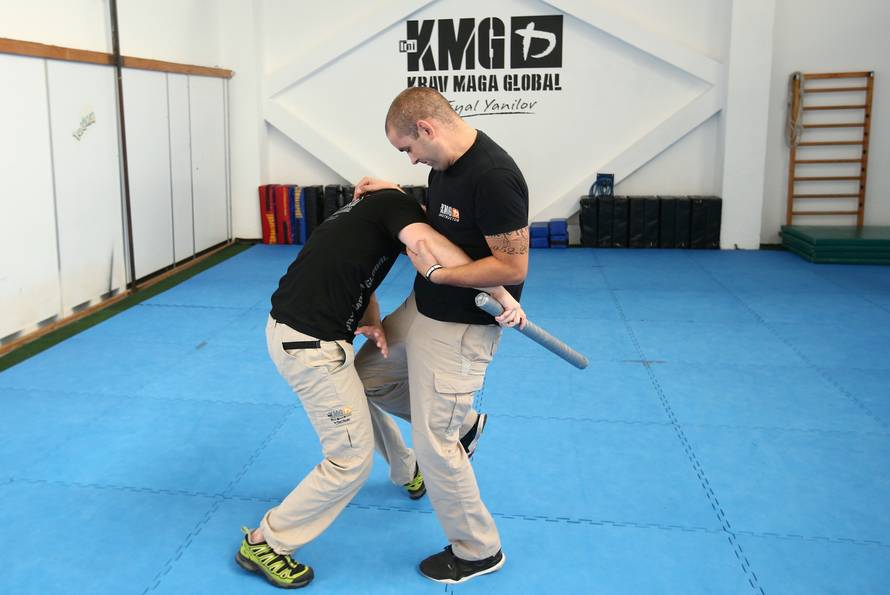 Naučite se spasiti od napada palicom, nožem i pištoljem!