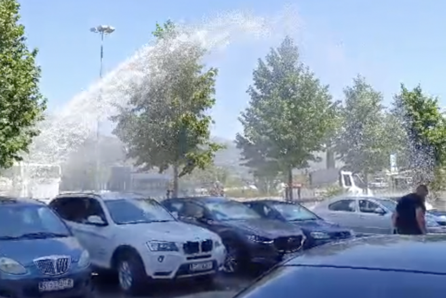 Split: Zbog puknuća hidranta voda 'šiljka' po automobilima