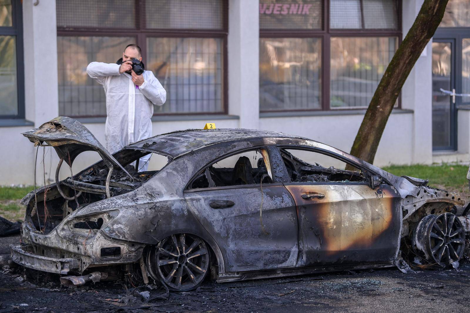 U zagrebačkim Utrinama izgorilo više automobila 