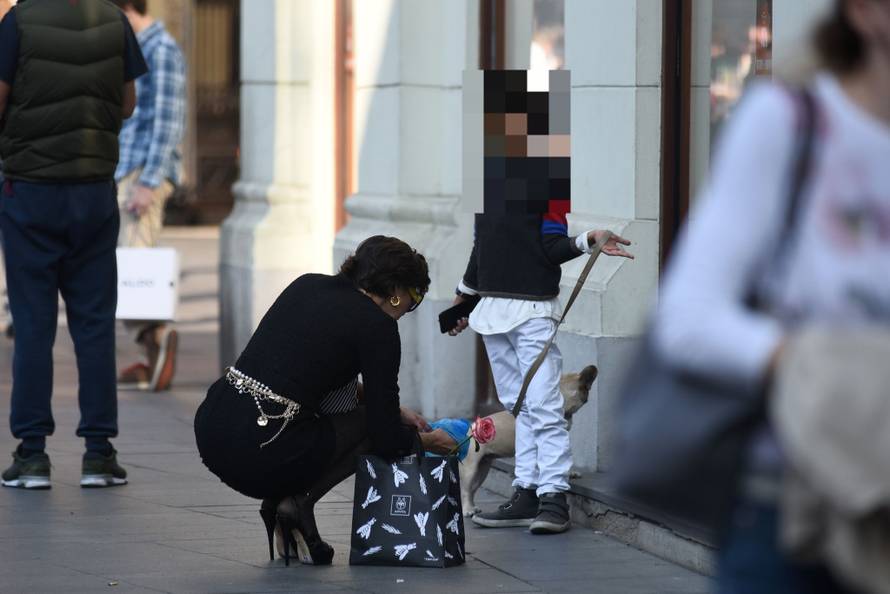 Uvijek šik: Borna je pokleknula pred kakicom svoje kujice Stele