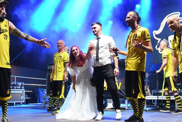 Bjelovar: Mladenci sa svadbe došli na koncert Dubioze i zaplesali s njima na pozornici