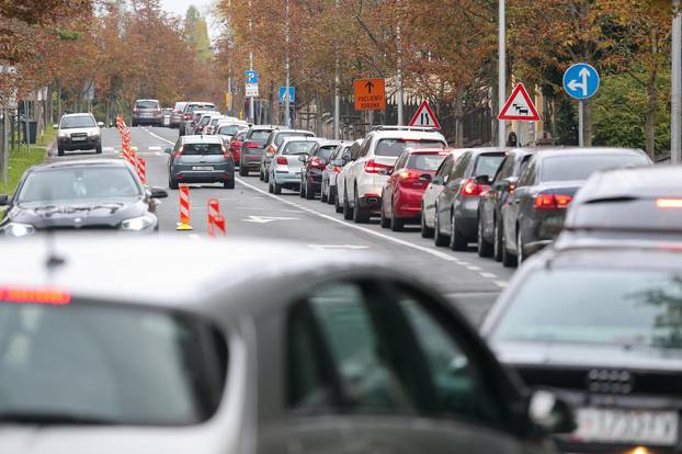 Zagreb: Gužva za testiranje na koronavirus, auti stoje u koloni