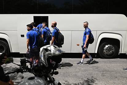 FOTO Opsadno stanje ispred hotela gdje je smješten Dinamo: Specijalna jedinica čuva 'modre'