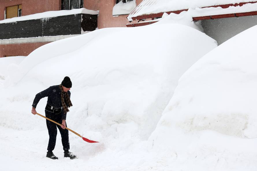 Zameteni u Delnicama: Nanosi snijega do balkona na 1. katu!